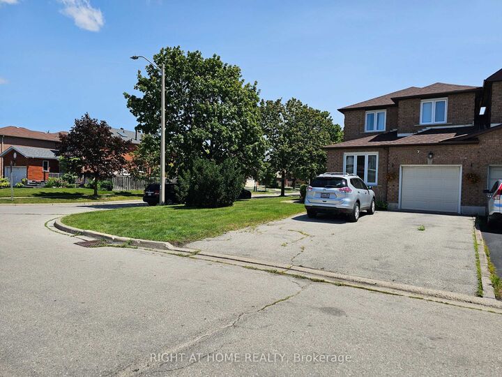 Property Photo: 710 Ashprior Avenue ON L5R 3N8