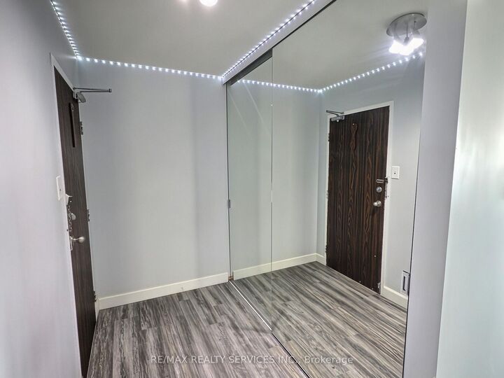 Property Photo:  18 Knightsbridge Road 1812  ON L6T 3X5 