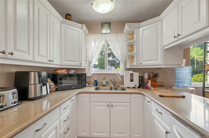 Property Photo: 515 Oak Pl BC V9W 5S2