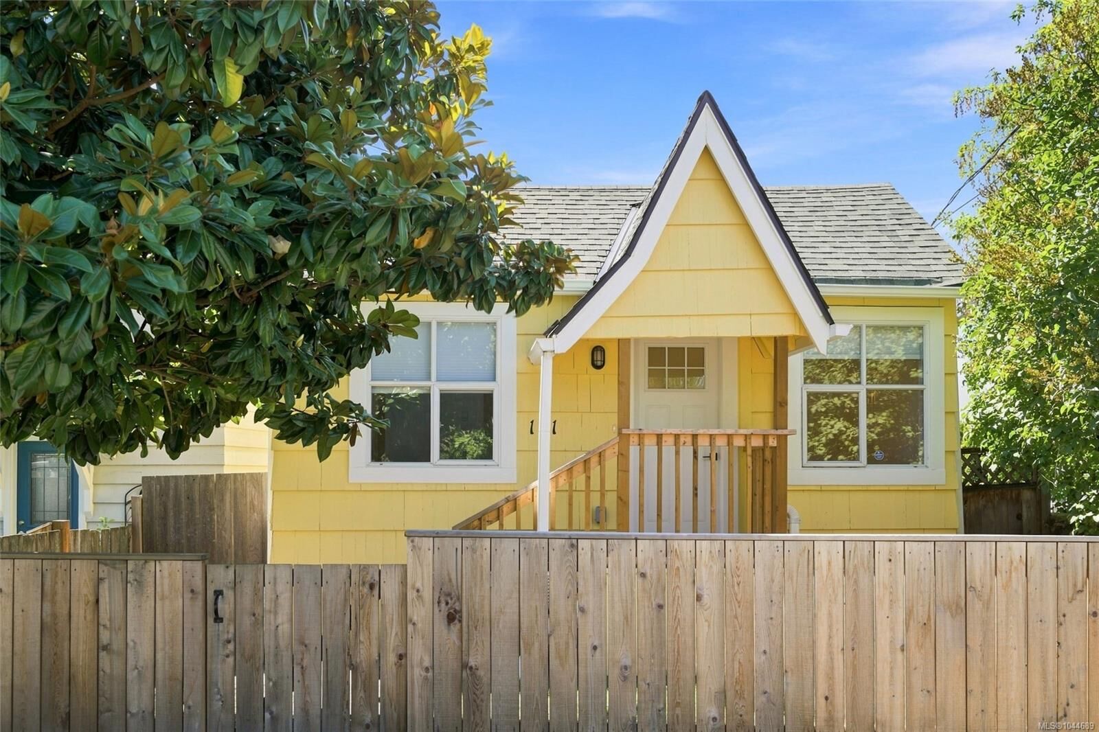 Property Photo:  121 Pine St  BC V9R 2B4 