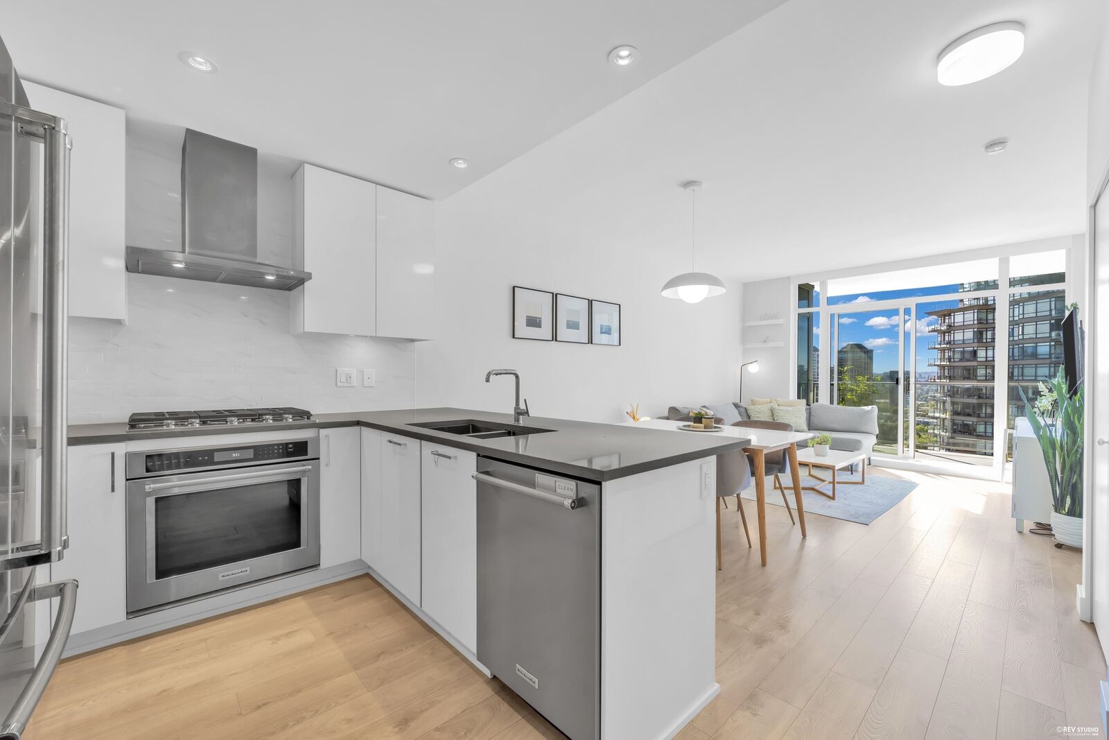 Property Photo: 1788 Gilmore Avenue 1701 BC V5C 0L5