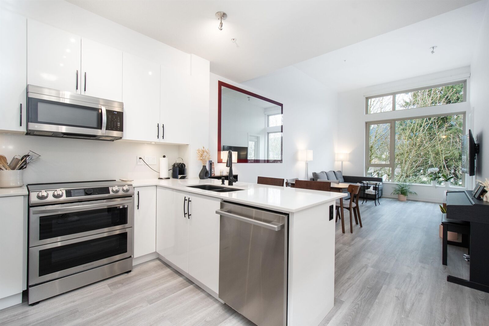 Property Photo: 119 W 22nd Street 515 BC V7M 0B4