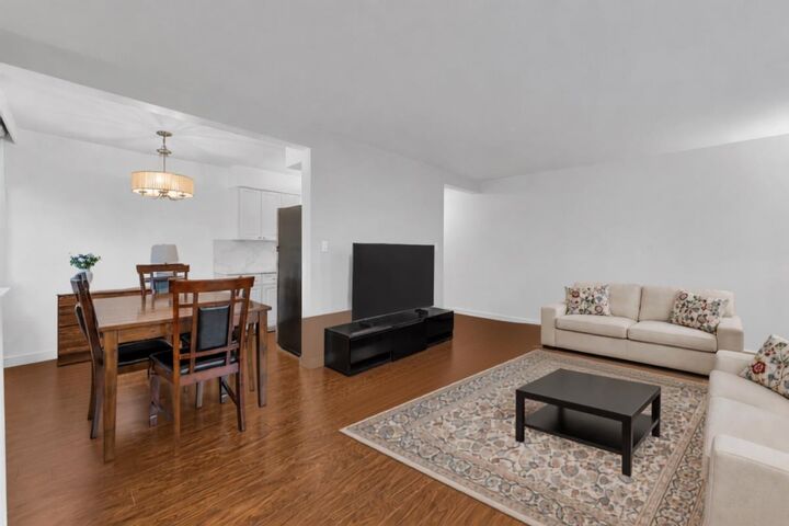 Property Photo:  1420 Chesterfield Avenue 1  BC V7M 2N4 