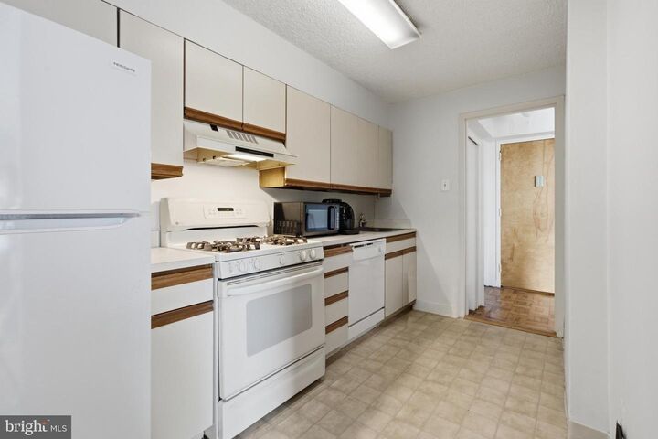 Property Photo:  1030 E Lancaster 1001  PA 19010 