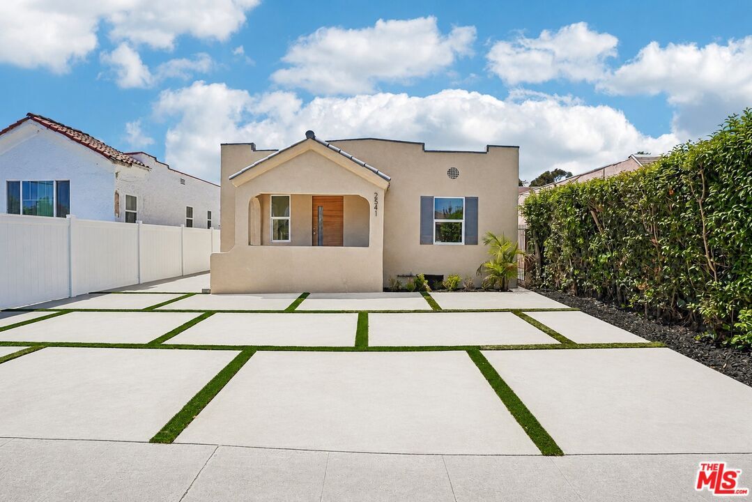 Property Photo:  2541 Carmona Ave  CA 90016 