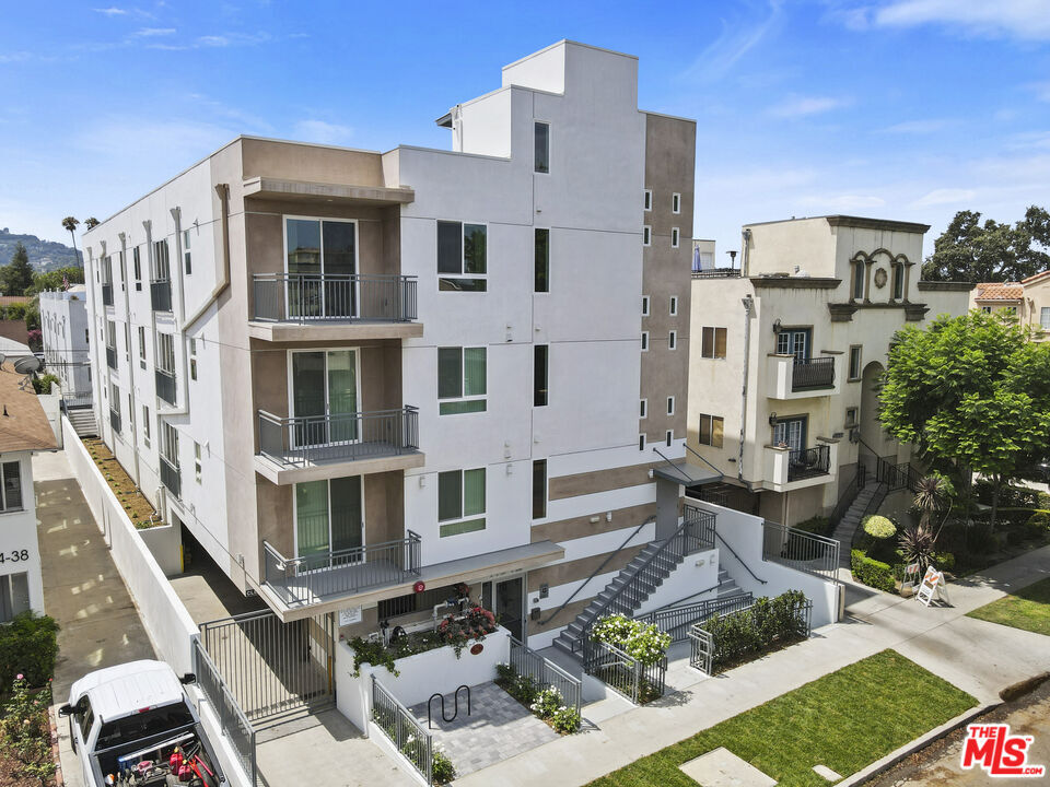 Property Photo:  11042 La Maida St, Unit 203  CA 91601 
