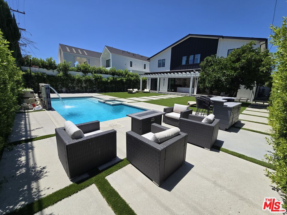 Property Photo: 5012 Enfield Ave CA 91316