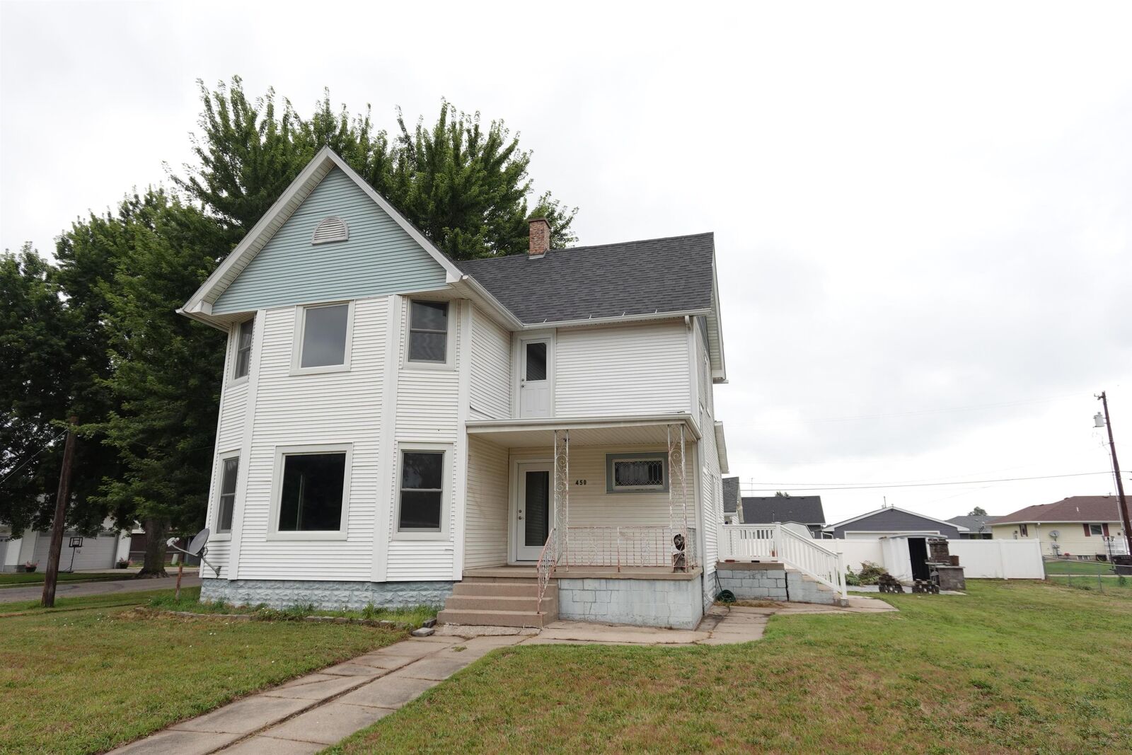 Property Photo: 450 Columbus Avenue NE 68647
