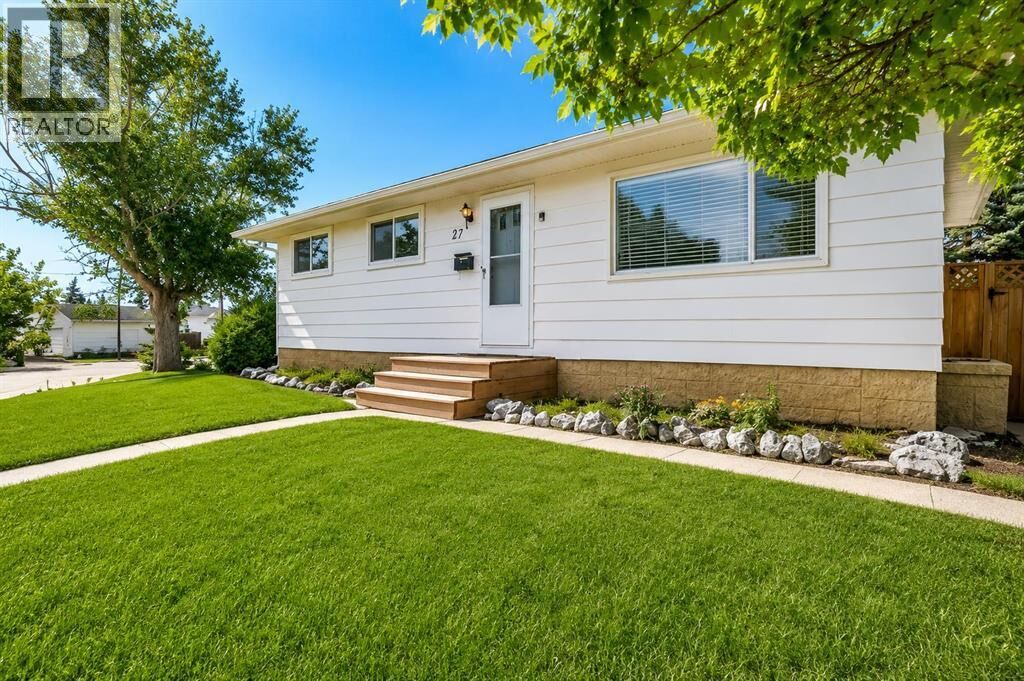 Property Photo:  27 Dovercrest Way Southeast  AB T3B 1X1 