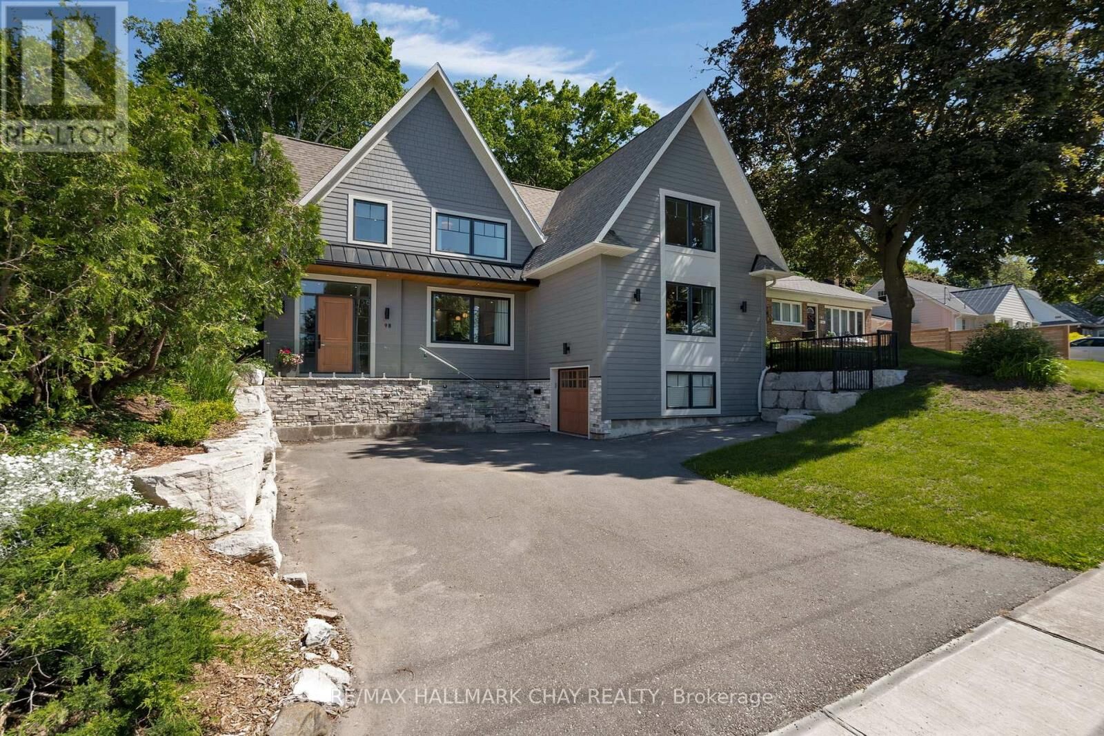 Property Photo: 98 Shanty Bay Road ON L4M 1E2