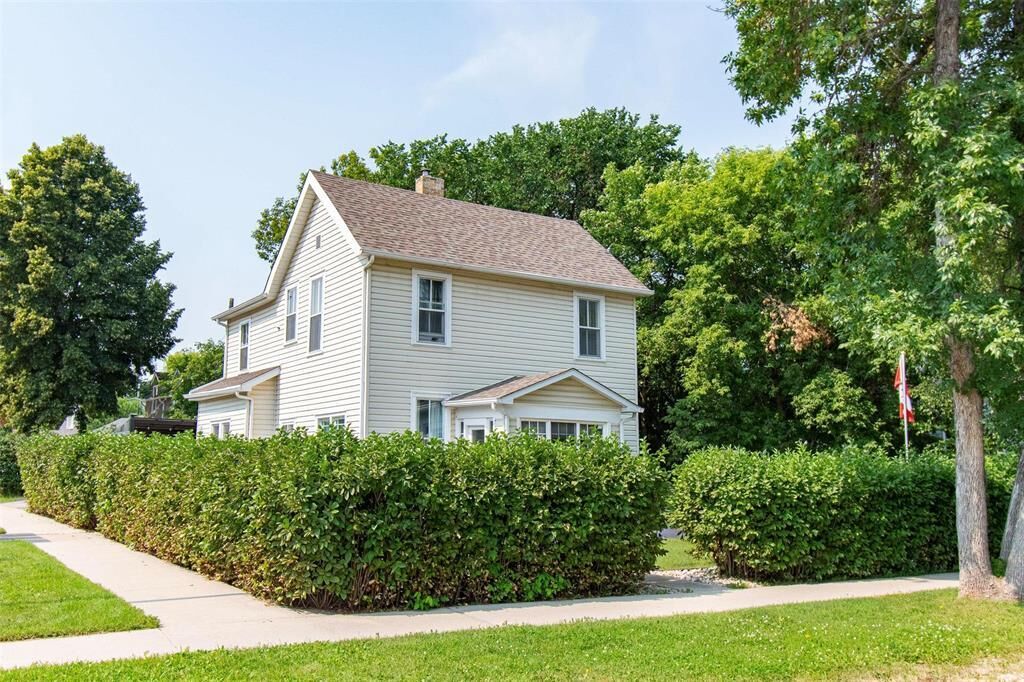 Property Photo: 285 Eveline Street MB R1A 1M6