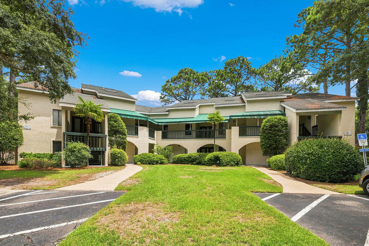 Property Photo:  204 Southlake Court 204  FL 32578 