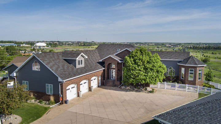 Property Photo: 1916 Harding Place ND 58501