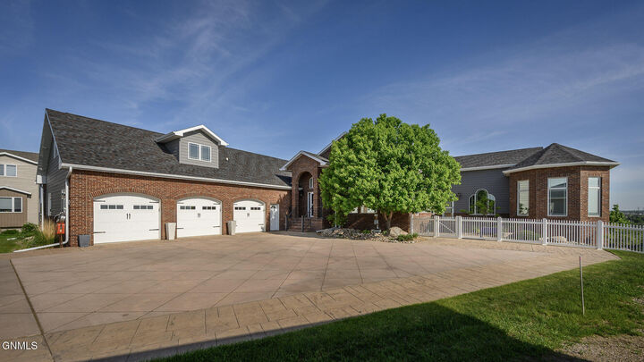 Property Photo:  1916 Harding Place  ND 58501 