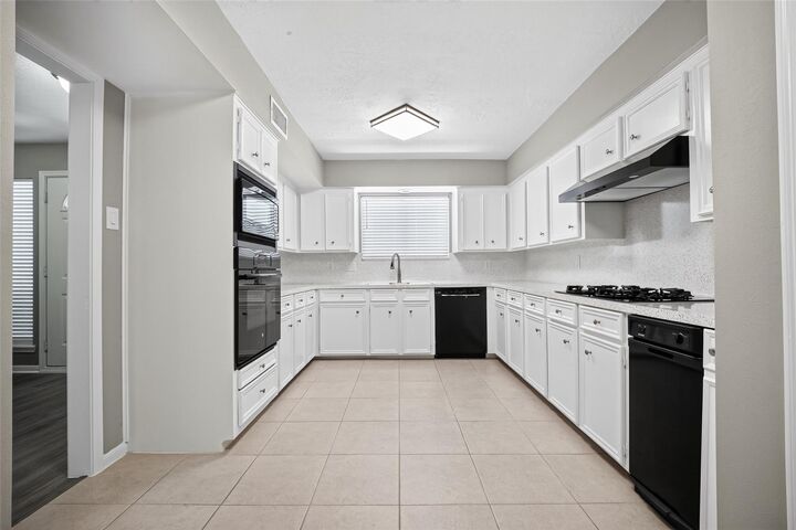 Property Photo: 1746 Cloister Drive 6 TX 77532