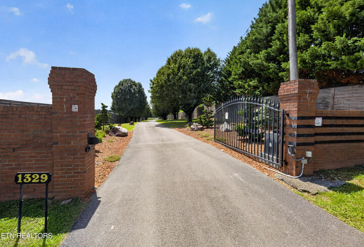 Property Photo:  1329 W Hunt Rd  TN 37801 