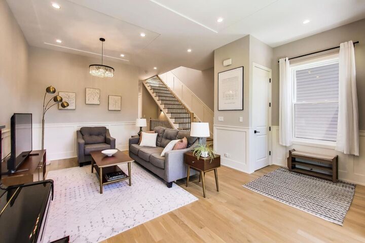 Property Photo:  5028 W Ainslie Street W  IL 60630 