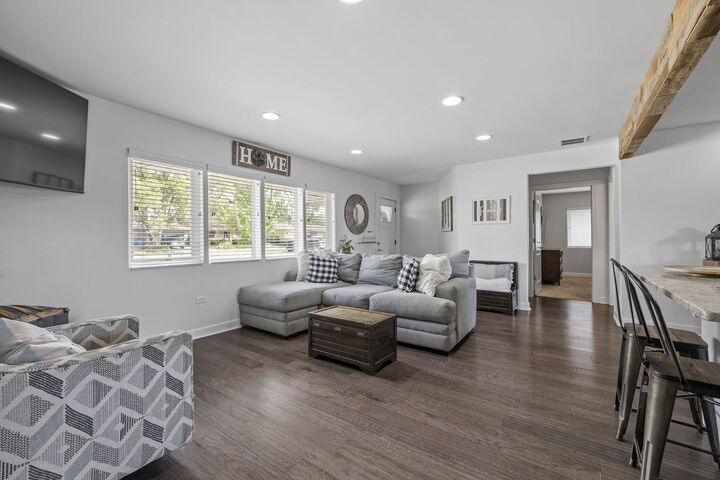 Property Photo: 1621 Barthelone Street IL 60403