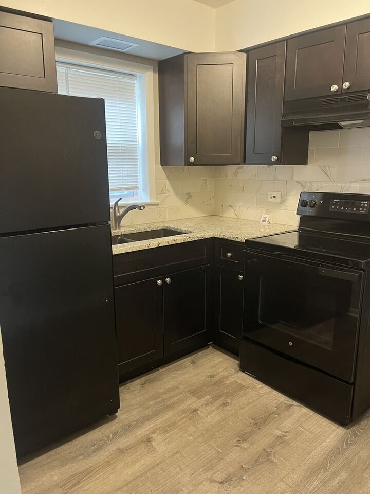 Property Photo: 1340 N Main Street E1 IL 60187