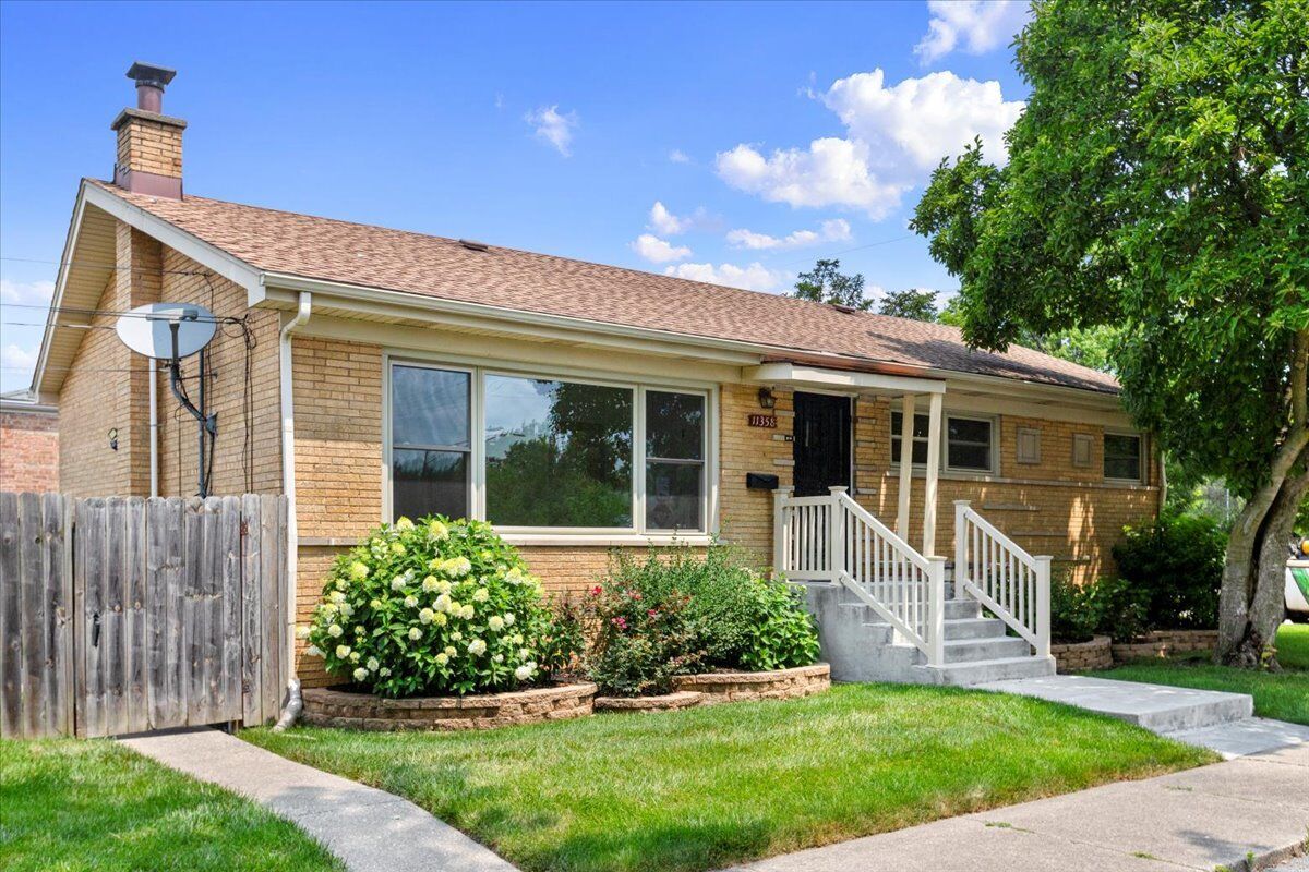 Property Photo:  11358 S Rockwell Street  IL 60655 