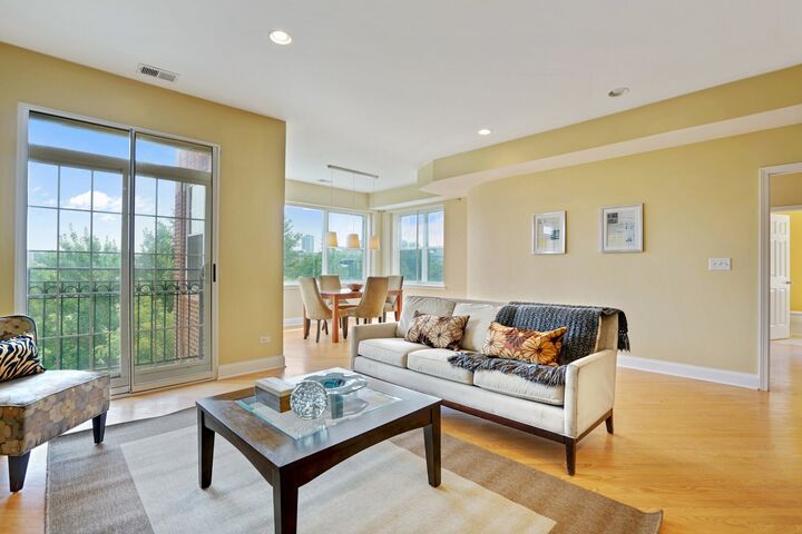 Property Photo:  5884 N Ridge Avenue 3  IL 60660 