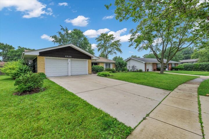 Property Photo: 1525 Mayfield Lane IL 60169