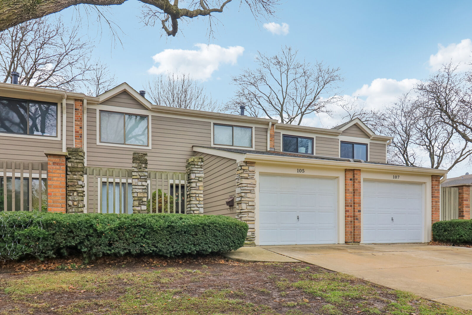 Property Photo:  105 W Dover Drive  IL 60056 