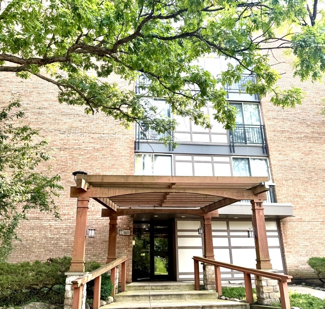 Property Photo: 5820 Oakwood Drive 5B IL 60532