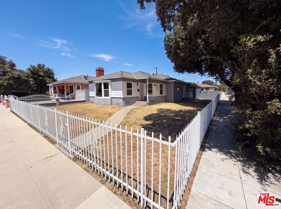 Property Photo:  191 E Marker Street  CA 90805 