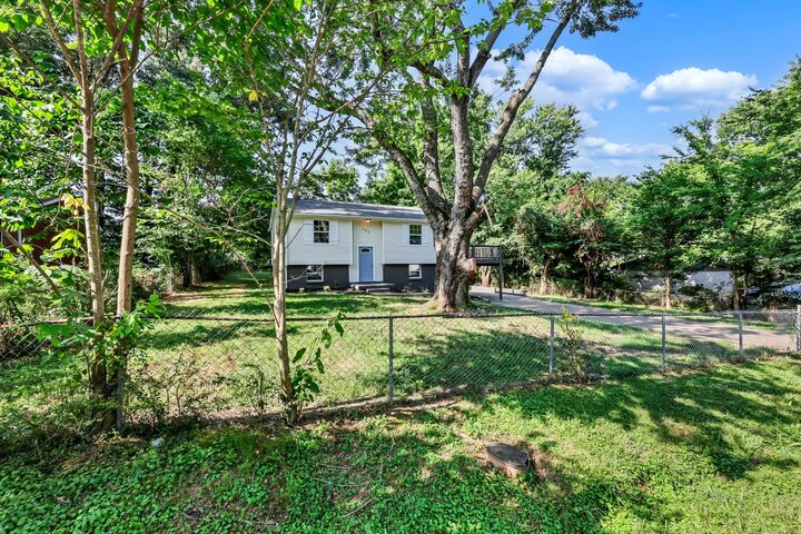 Property Photo: 302 Plantation Dr TN 37042