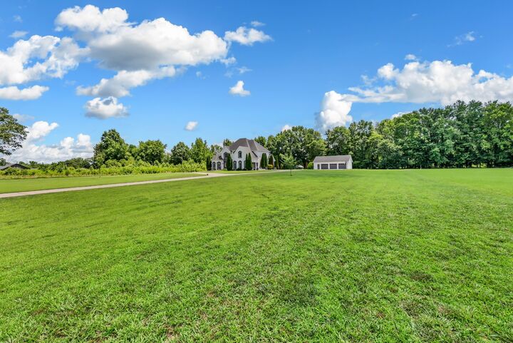Property Photo:  865 Butts Dr  TN 37042 