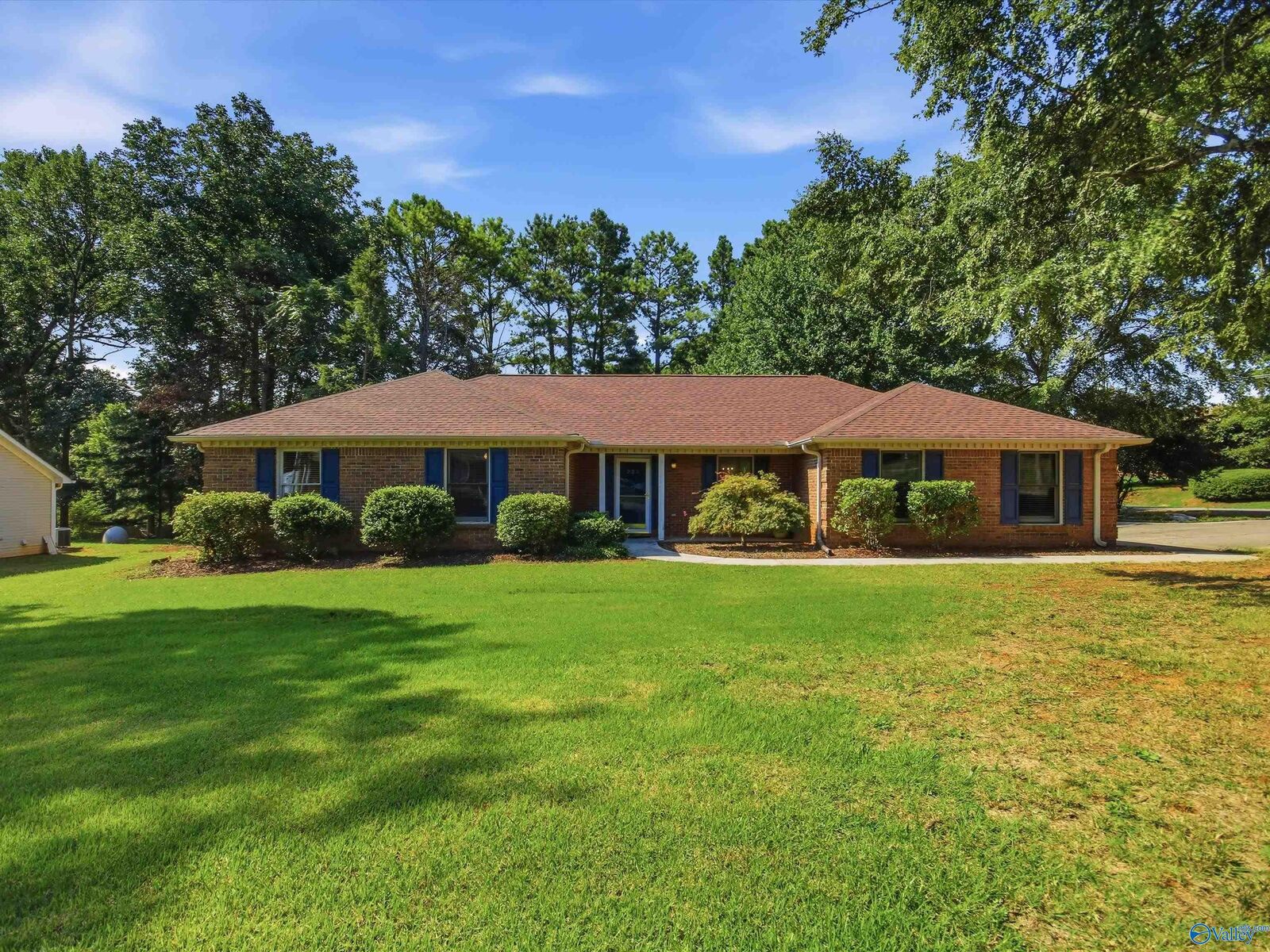 Property Photo: 220 Bent Oak Circle AL 35749