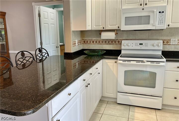 Property Photo: 6925 Par Way FL 33919