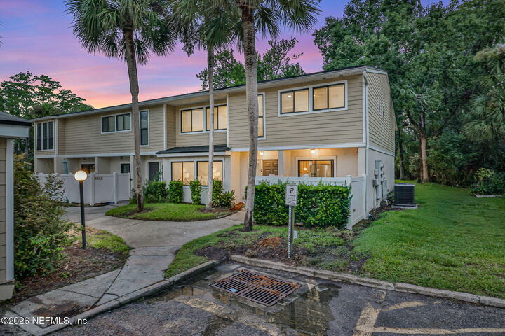 Property Photo: 7950 Los Robles Court 7950 FL 32256