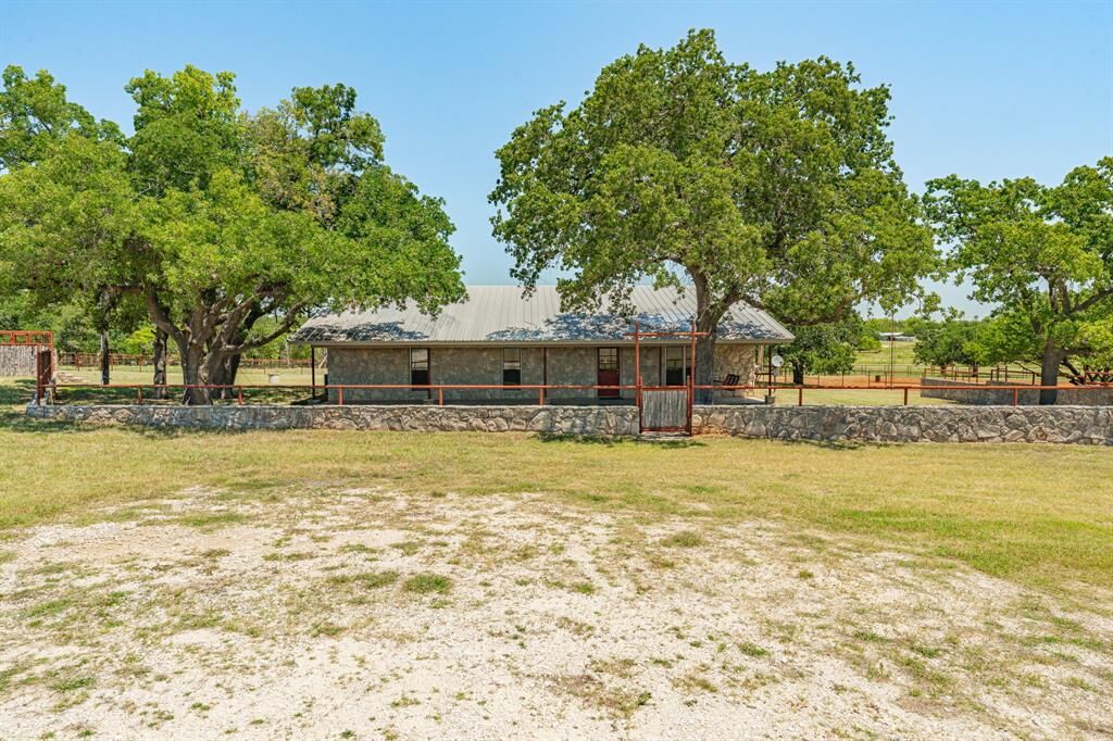 Property Photo: 100 County Road 519 TX 76401