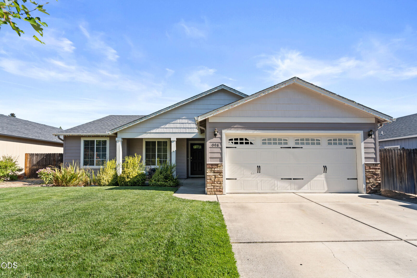 Property Photo: 908 Archer Drive OR 97501