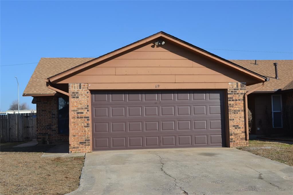 Property Photo:  619 Peppertree Lane  OK 73110 