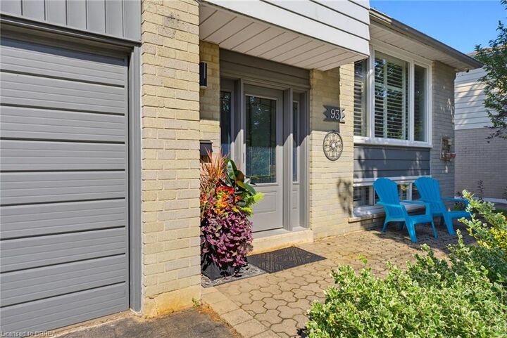 Property Photo:  93 Winding Way  ON N3R 6A4 