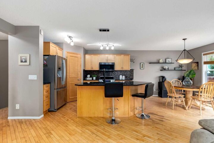 Property Photo:  156 Tuscany Meadows Close NW  AB T3M 2M9 