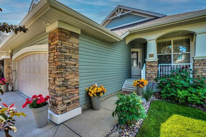 Property Photo:  92 Sunset Circle  AB T4C 0C4 