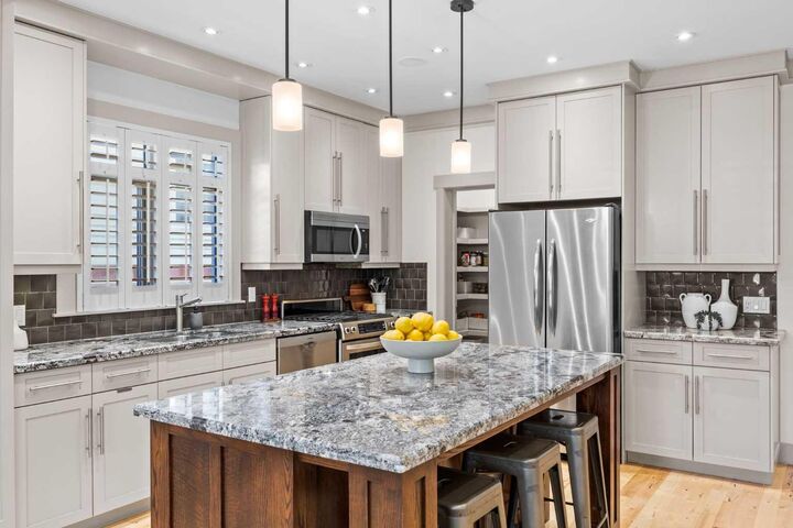Property Photo:  211 32 Avenue NW  AB T2M 2P8 