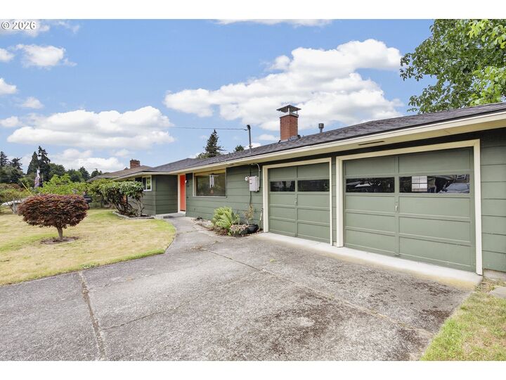 Property Photo:  3210 SE Sherrett St  OR 97222 