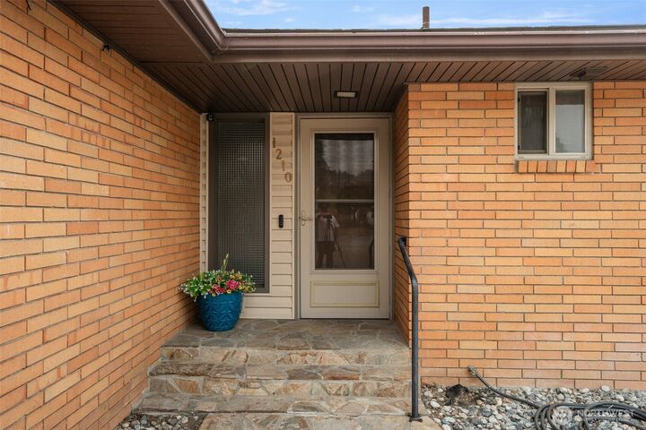 Property Photo:  1210 N Ashland Avenue  WA 98802 