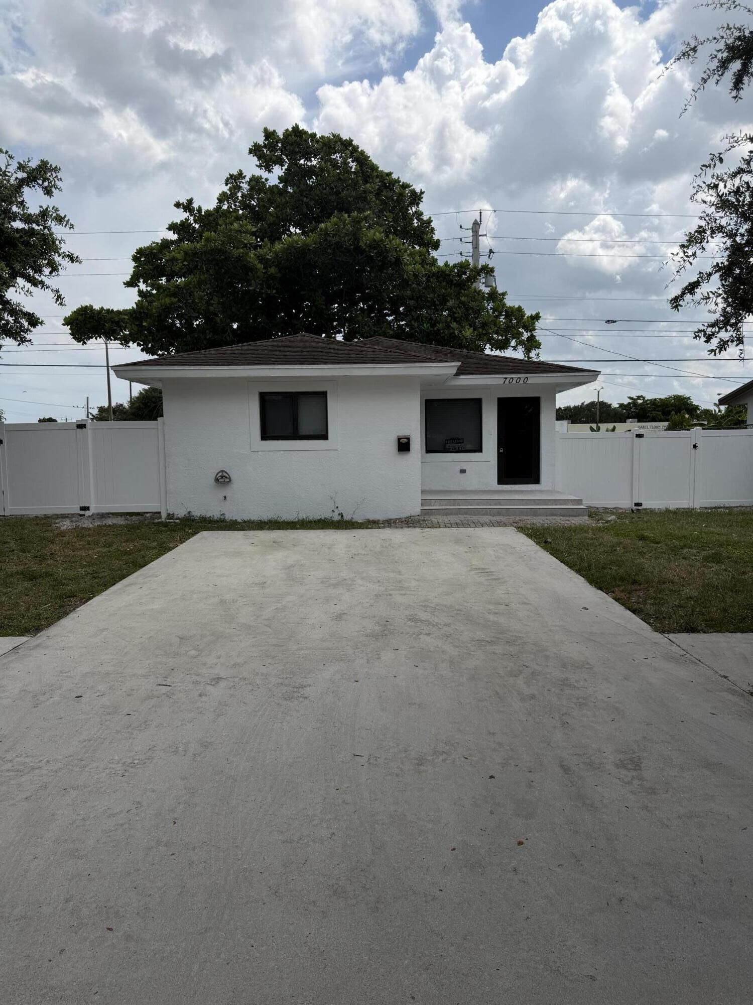 Property Photo: 7000 Tyler Street FL 33024