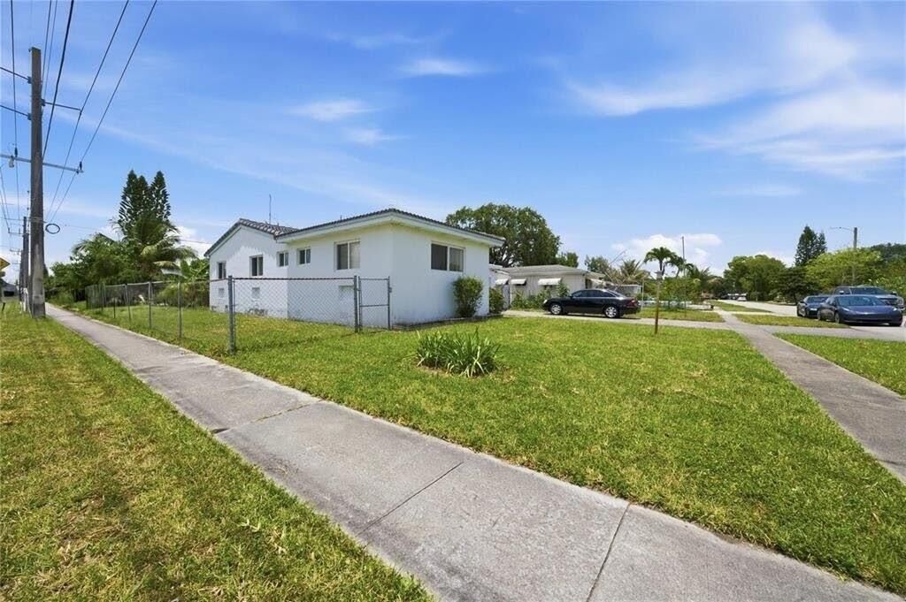 Property Photo: 2300 N 57th Terrace FL 33021