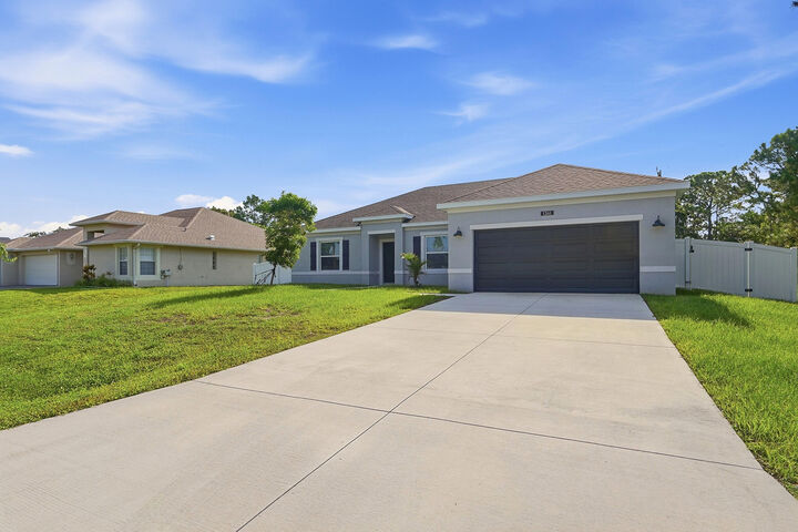 Property Photo:  1261 SW Curry Street  FL 34983 
