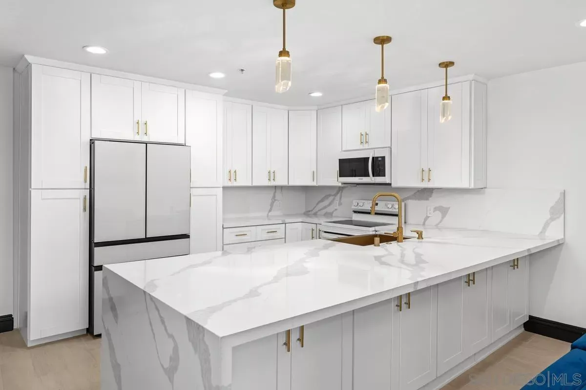 Property Photo:  602 W Fir St 201  CA 92101 