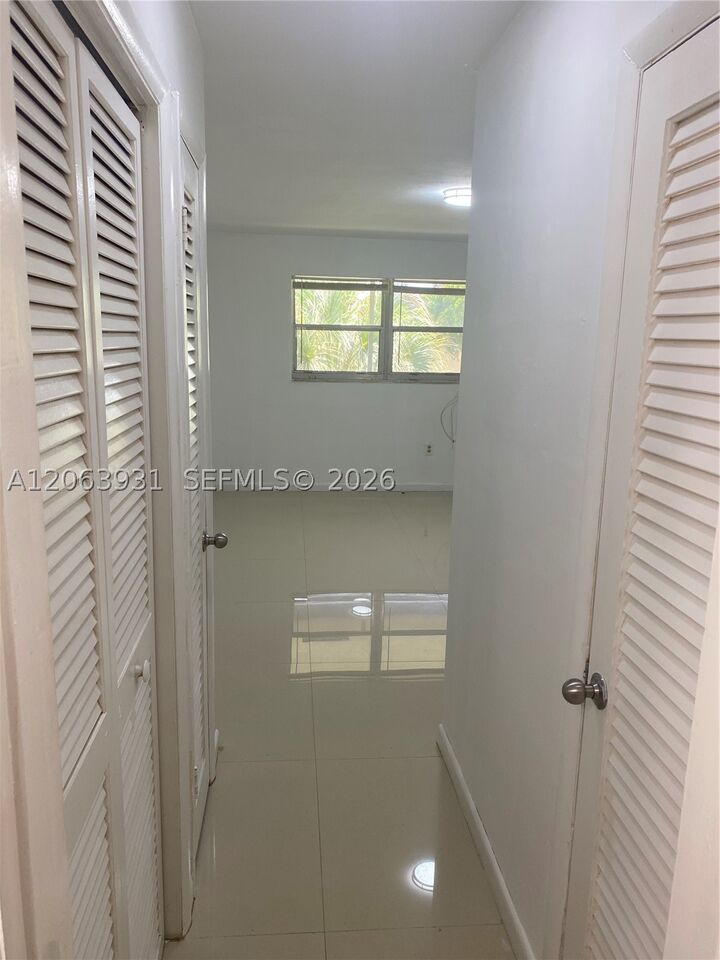 Property Photo: 1550 NE 191st St 309 FL 33179