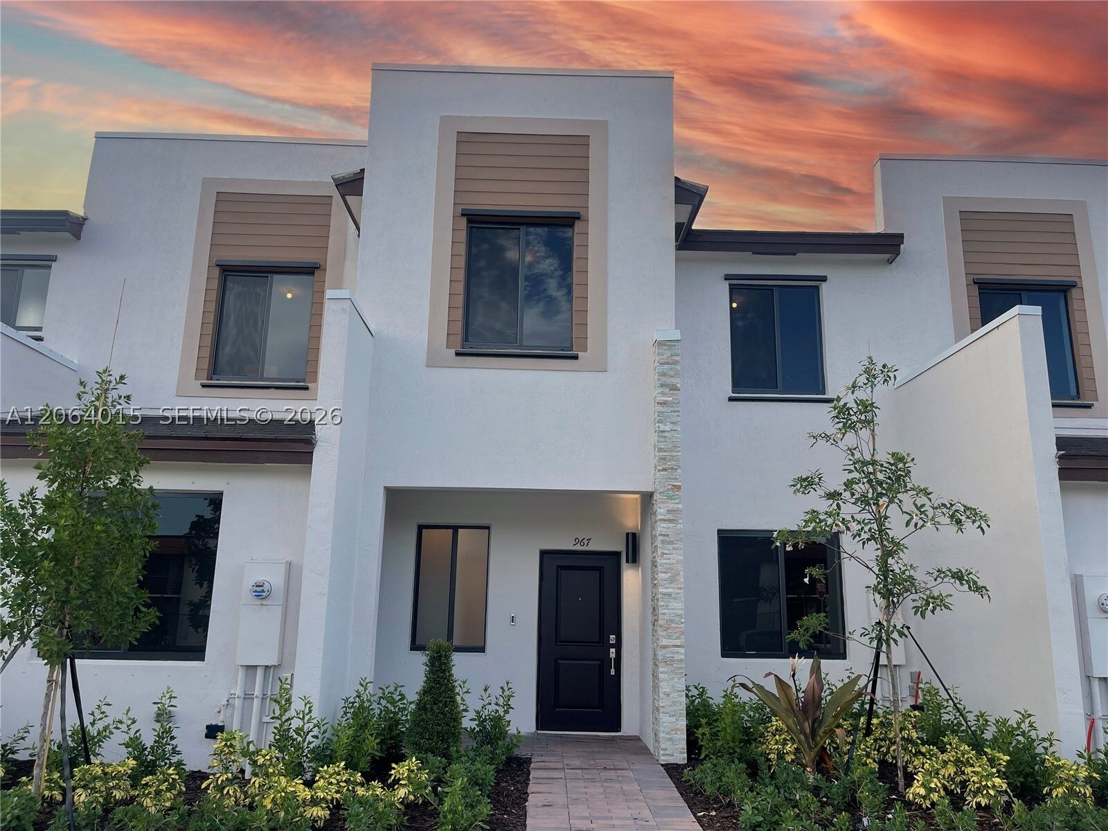 Property Photo: 967 NE 211th St FL 33179