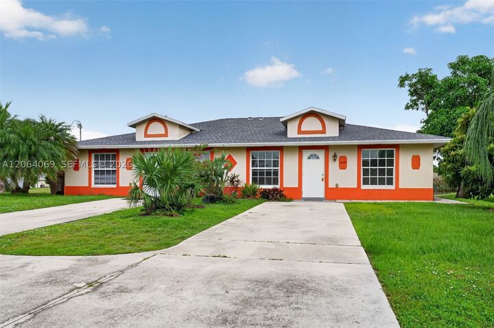 Property Photo: 2420/2422 S Vernon FL 33913